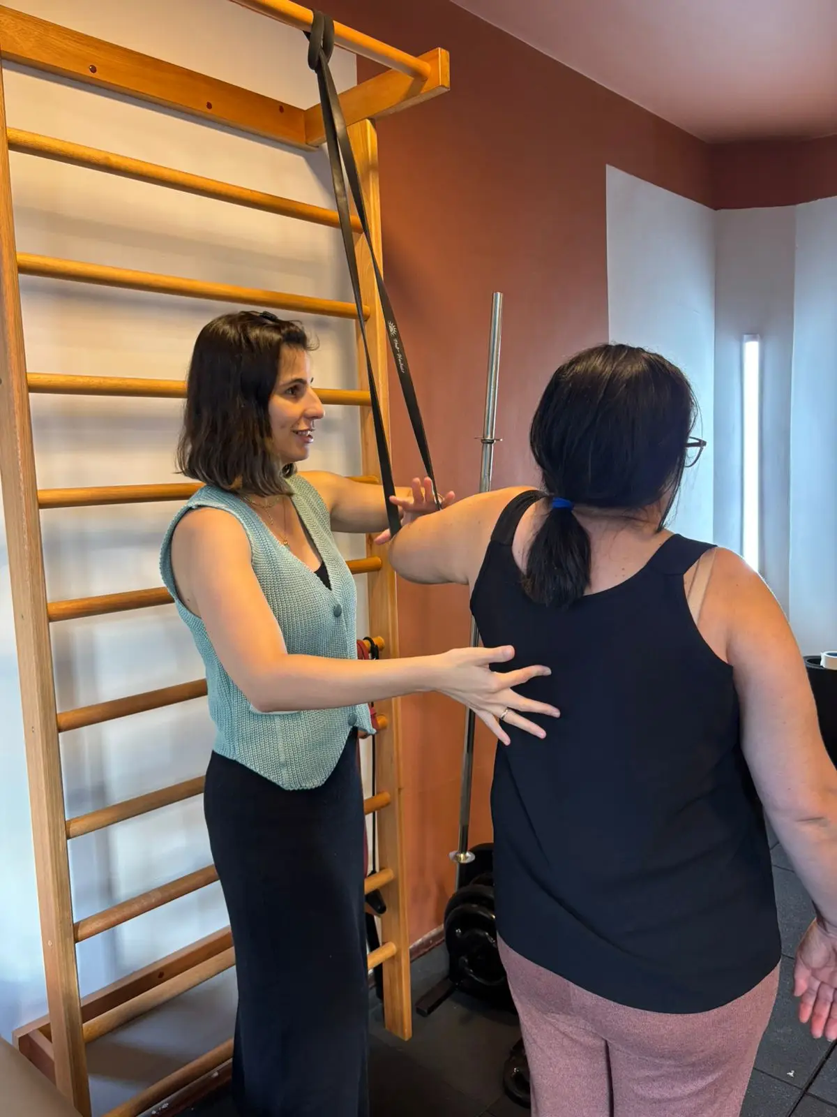 Dra. Andrielle Diniz atendendo paciente